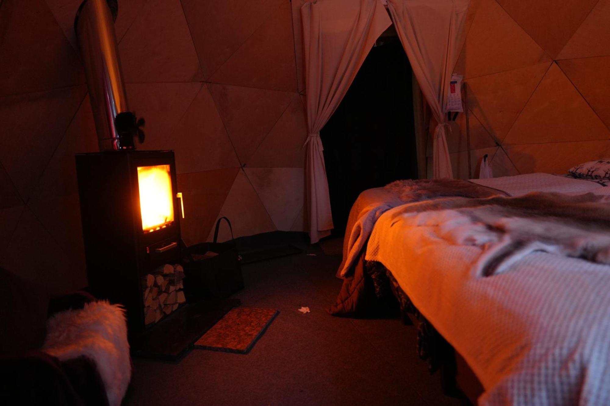 Aurora Igloo Fireplace-Heated Tents In A Secret Forest With Private Jacuzzi And Shared Sauna Bathroom And Dog Friendly Rovaniemi Eksteriør billede